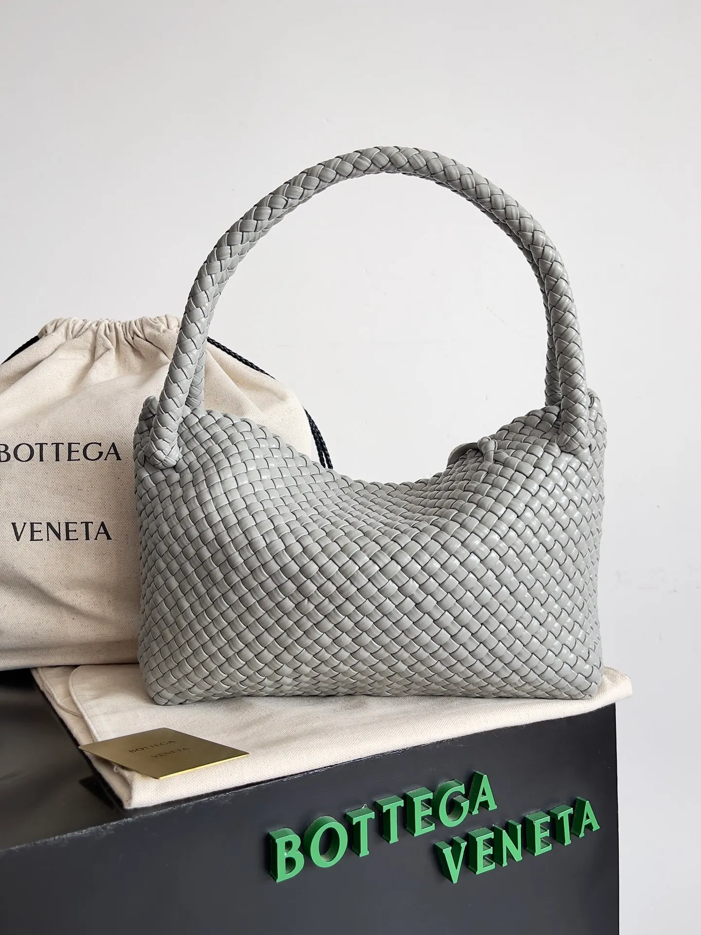 Batch 5960 BV collectible small woven handbags are really YYDS!! Bottega Veneta’s most classic small woven handbags are back! ! Dalmatian stone is more noble. We use the highest quality leather with the highest craftsmanship to create the most precious works. We have created the original Intrecciato leather weaving process. This unique traditional exclusive leather weaving method has not only become our logo, but also reflects the time-consuming and labor-intensive craftsmanship of our products. ❤️ The new TOSCA handbag It must be a selection worth collecting🆕⚠️⚠️Baby, gold balls, malachite, pearls, spotted stones can be sold individually and can be assembled by yourself. Style number: 716974 Size: 27*9*18cm